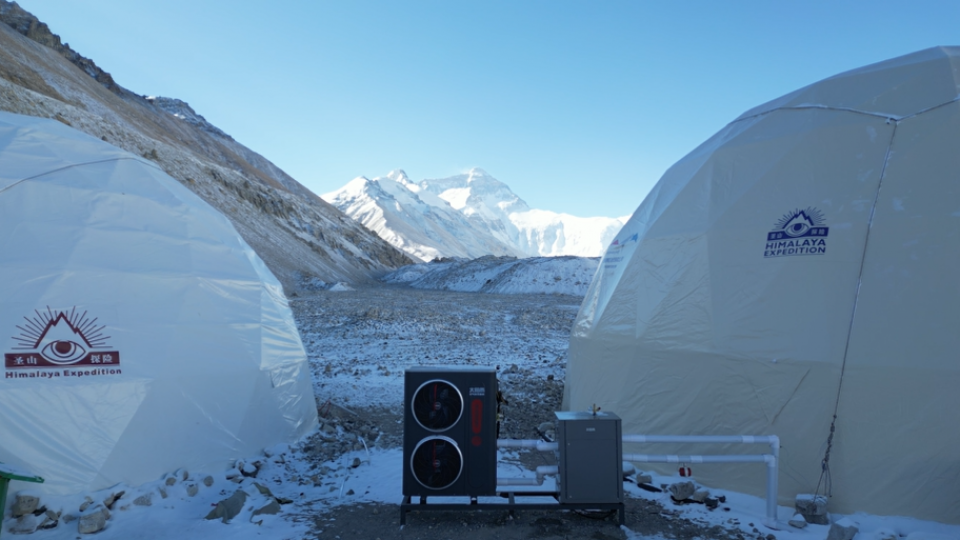 2024yl23455永利官网采暖机再次成功入驻海拔5200米珠峰大本营